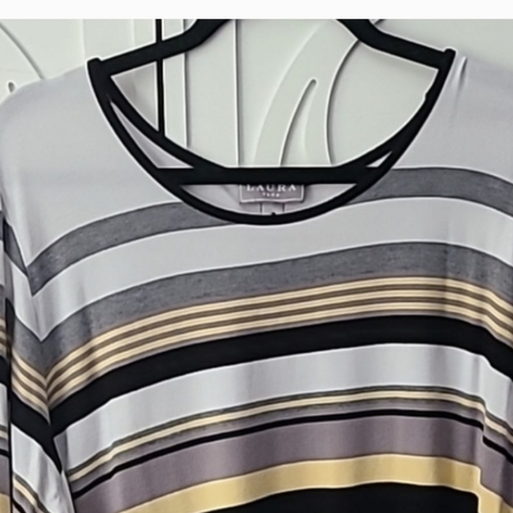 🌟3 For $30🌟 Striped Top with Button Back from Laura - 2X - Picture 2 of 8